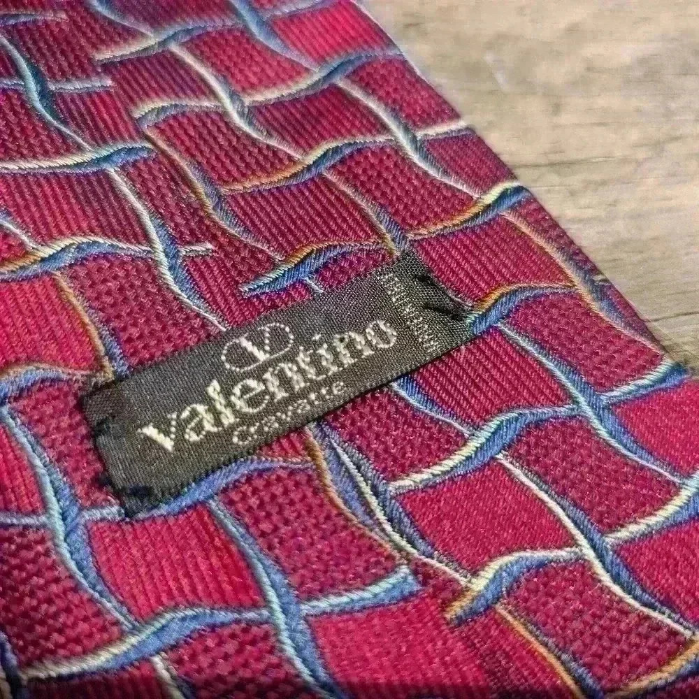 Vintage Valentino men's tie red blue and gold silk tie - Picture 5 of 9